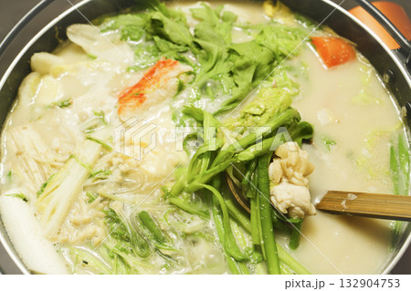 鶏肉、白身魚、野菜などをたっぷり使った鍋料理——温かい冬の味覚 132904753