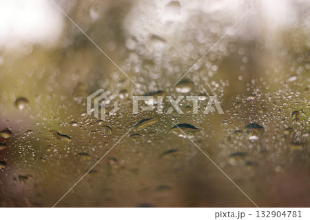 車のウインドウに付いた水滴たち1 132904781