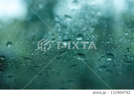 車のウインドウに付いた水滴たち2 132904782