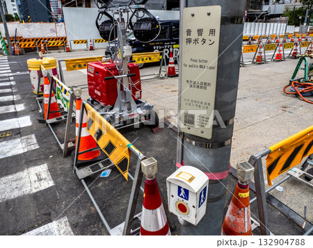 視覚障害者用音響式信号機のスイッチ 視覚障害者用音響式信号機のスイッチ 132904788