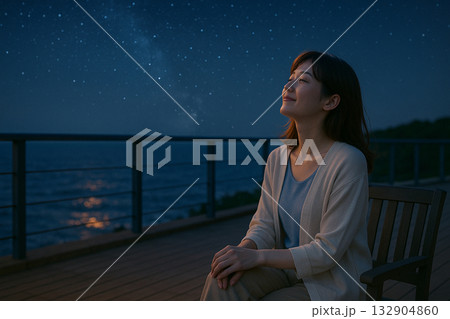 夜の海岸で寛ぐ女性 132904860