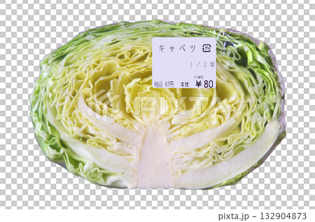 スーパーマーケットの野菜コーナーで販売されているハーフカットのキャベツ：ラベル生地色＝白色 132904873