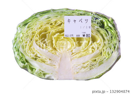 スーパーマーケットの野菜コーナーで販売されているハーフカットのキャベツ：ラベル生地色＝白色 132904874