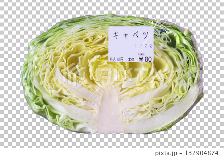 スーパーマーケットの野菜コーナーで販売されているハーフカットのキャベツ：ラベル生地色＝白色 132904874