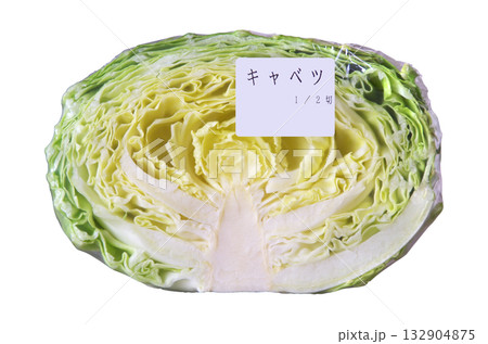 スーパーマーケットの野菜コーナーで販売されているハーフカットのキャベツ：ラベル生地色＝白色 132904875