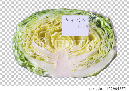 スーパーマーケットの野菜コーナーで販売されているハーフカットのキャベツ：ラベル生地色＝白色 132904875