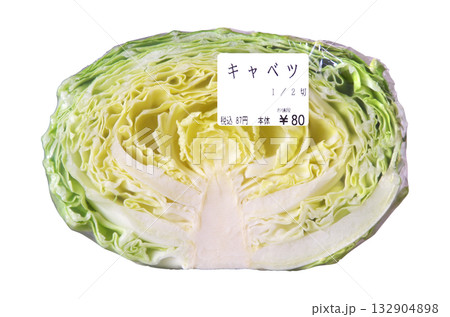 スーパーマーケットの野菜コーナーで販売されているハーフカットのキャベツ：ラベル生地色＝純白 132904898