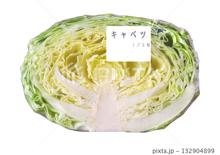 スーパーマーケットの野菜コーナーで販売されているハーフカットのキャベツ：ラベル生地色＝純白 132904899