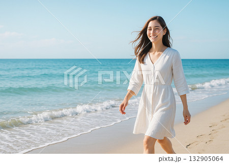 海辺を歩く笑顔の女性 海辺を歩く笑顔の女性 132905064