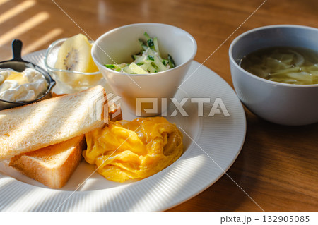 スクランブルエッグとトースト、ヨーグルトとスープを添えた洋風朝食 スクランブルエッグとトースト、ヨーグルトとスープを添えた洋風朝食 132905085