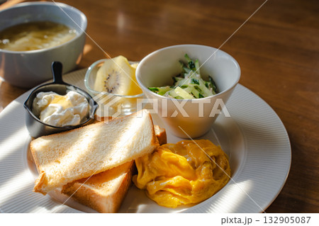 スクランブルエッグとトースト、ヨーグルトとスープを添えた洋風朝食 スクランブルエッグとトースト、ヨーグルトとスープを添えた洋風朝食 132905087