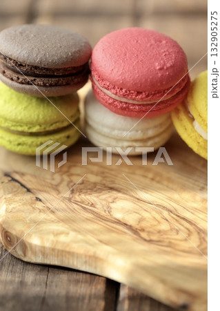 木製ボードの上に積み上げたカラフルマカロン 132905275