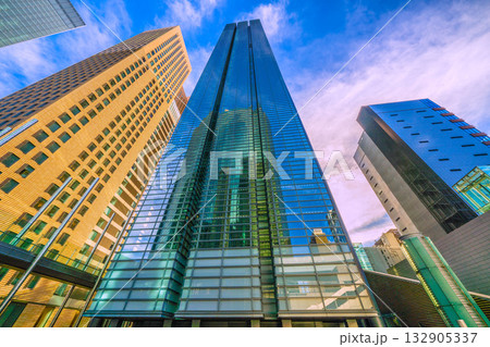 日本の東京都市景観11月4日。汐留のオフィス街。日本テレビタワーに映る汐留シティセンターなどを望む 132905337
