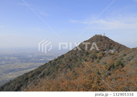 晴れた秋の筑波山（男体山）山頂の景色 132905338