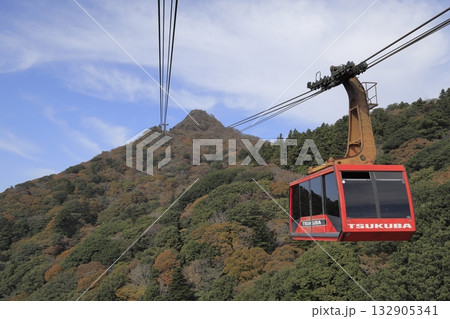 晴れた秋の筑波山(女体山)山頂に向かう赤いロープウェイ 晴れた秋の筑波山(女体山)山頂に向かう赤いロープウェイ 132905341