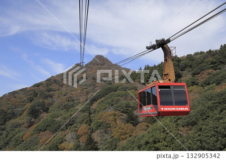 晴れた秋の筑波山(女体山)山頂に向かう赤いロープウェイ 晴れた秋の筑波山(女体山)山頂に向かう赤いロープウェイ 132905342