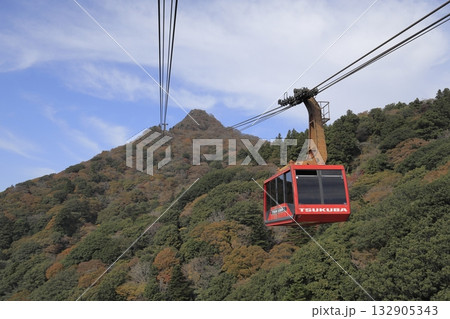 晴れた秋の筑波山（女体山）山頂に向かう赤いロープウェイ 132905343
