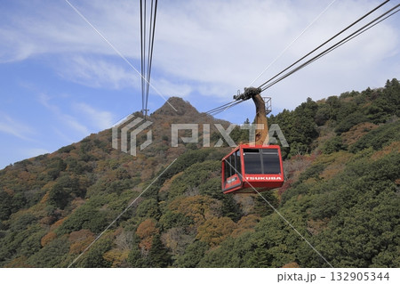 晴れた秋の筑波山(女体山)山頂に向かう赤いロープウェイ 晴れた秋の筑波山(女体山)山頂に向かう赤いロープウェイ 132905344