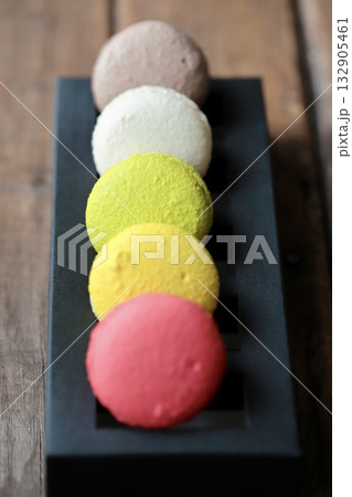 黒い箱の上に並べたカラフルマカロン 黒い箱の上に並べたカラフルマカロン 132905461