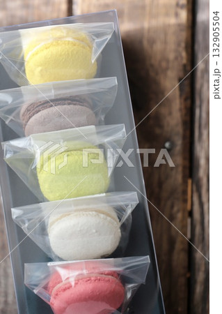 透明ケースに入れた個包装のカラフルマカロン 132905504