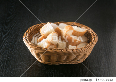 カゴに入ったパン 132905538