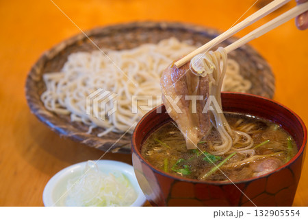 箸で持ち上げた鴨南蛮蕎麦 箸で持ち上げた鴨南蛮蕎麦 132905554
