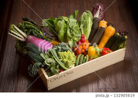 箱に入ったたくさんの野菜 箱に入ったたくさんの野菜 132905619