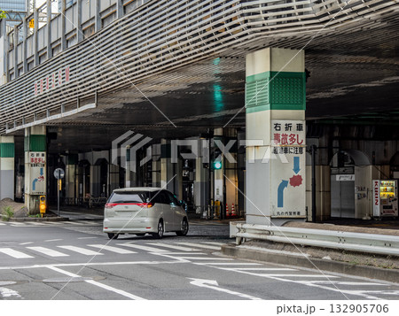 交差点内での右直事故防止を注意喚起する看板 交差点内での右直事故防止を注意喚起する看板 132905706