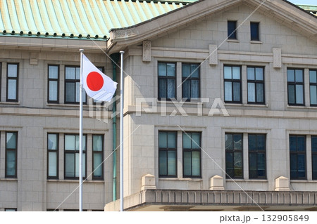 宮内庁庁舎と日本国旗 132905849