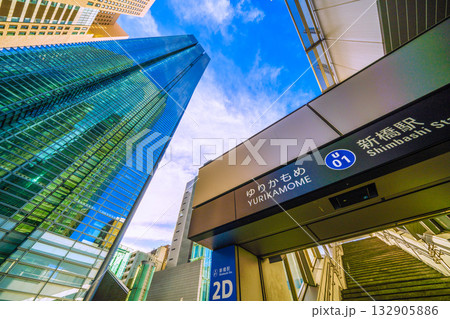 日本の東京都市景観11月4日。汐留のオフィス街。日本テレビタワーに映る汐留シティセンターなどを望む 132905886