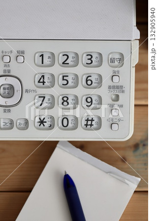 古くて汚れているFAX付きの固定電話とメモ帳　プッシュボタン式電話機 132905940