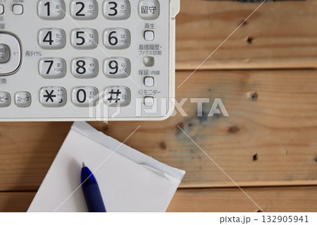 古くて汚れているFAX付きの固定電話とメモ帳　プッシュボタン式電話機 132905941