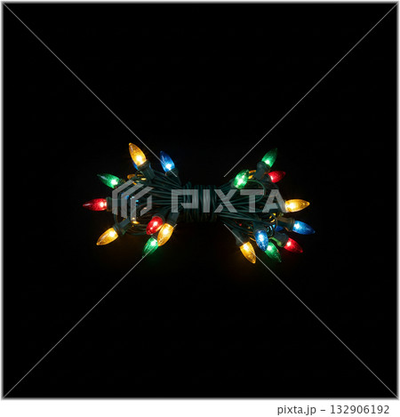 クリスマス：カラフルなLEDライトの束 132906192