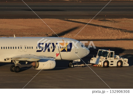 トーイングトラクターに牽引される旅客機 132906308