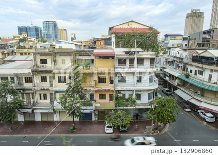 朝のプノンペンの市街地 朝のプノンペンの市街地 132906860