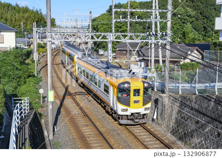 近鉄志摩線を走る特急列車 近鉄志摩線を走る特急列車 132906877