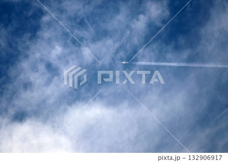 青空,飛行機雲旅客機飛行機ジェット機空飛ぶ,海上自衛隊陸上偵察機 132906917
