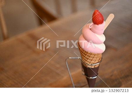 Strawberry Soft Serve Ice Cream Cone, いちごが乗ったピンクと白 132907213
