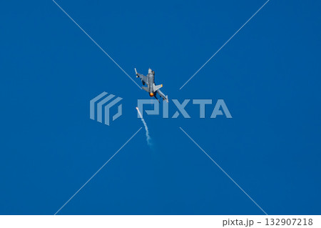 フレアを出しながら飛行する戦闘機　F-16　米軍 132907218