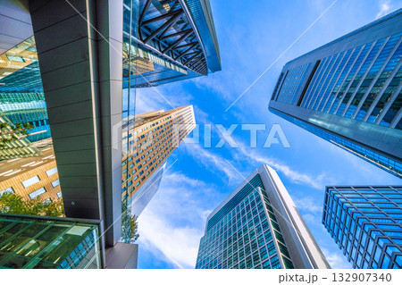 日本の東京都市景観11月4日。汐留のオフィス街。日本テレビタワーや共同通信社などを望む 132907340