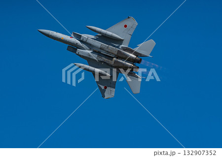 飛行する戦闘機　F-15J　航空自衛隊 132907352