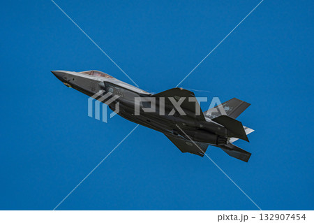 飛行するステルス戦闘機　F-35A　自衛隊 132907454