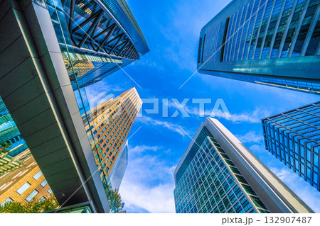 日本の東京都市景観11月4日。汐留のオフィス街。日本テレビタワーや共同通信社などを望む 132907487