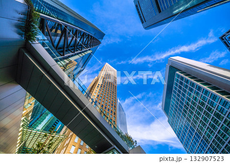 日本の東京都市景観11月4日。汐留のオフィス街。日本テレビタワーや共同通信社などを望む 132907523