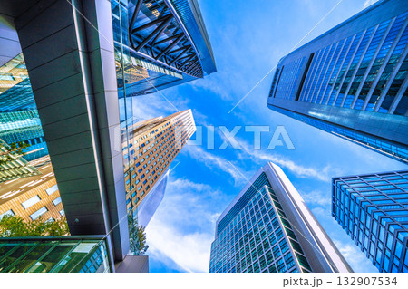 日本の東京都市景観11月4日。汐留のオフィス街。日本テレビタワーや共同通信社などを望む 132907534