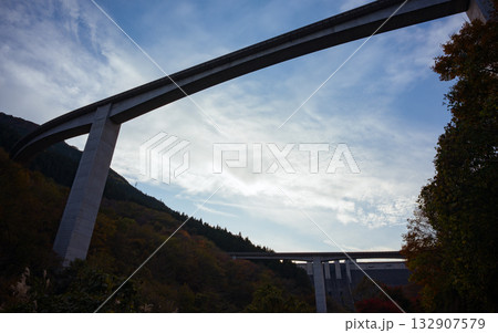 埼玉県秩父市のループ橋付近の紅葉 132907579