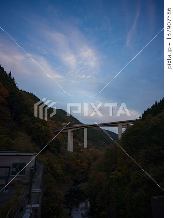 埼玉県秩父市のループ橋付近の紅葉 132907586