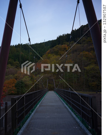 埼玉県秩父市のループ橋付近の紅葉と吊り橋 132907587