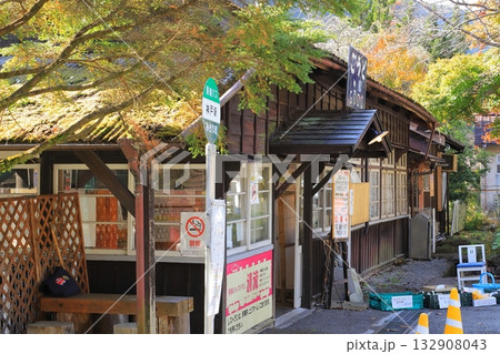 11月初旬のわたらせ渓谷鐵道・神戸（ごうど）駅風景 132908043