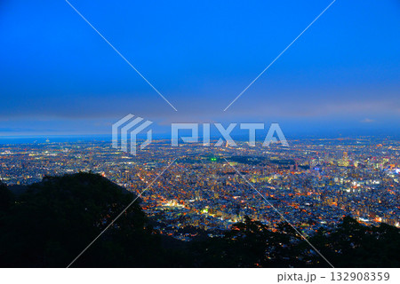 藻岩山から見た札幌中心部の夜景 132908359